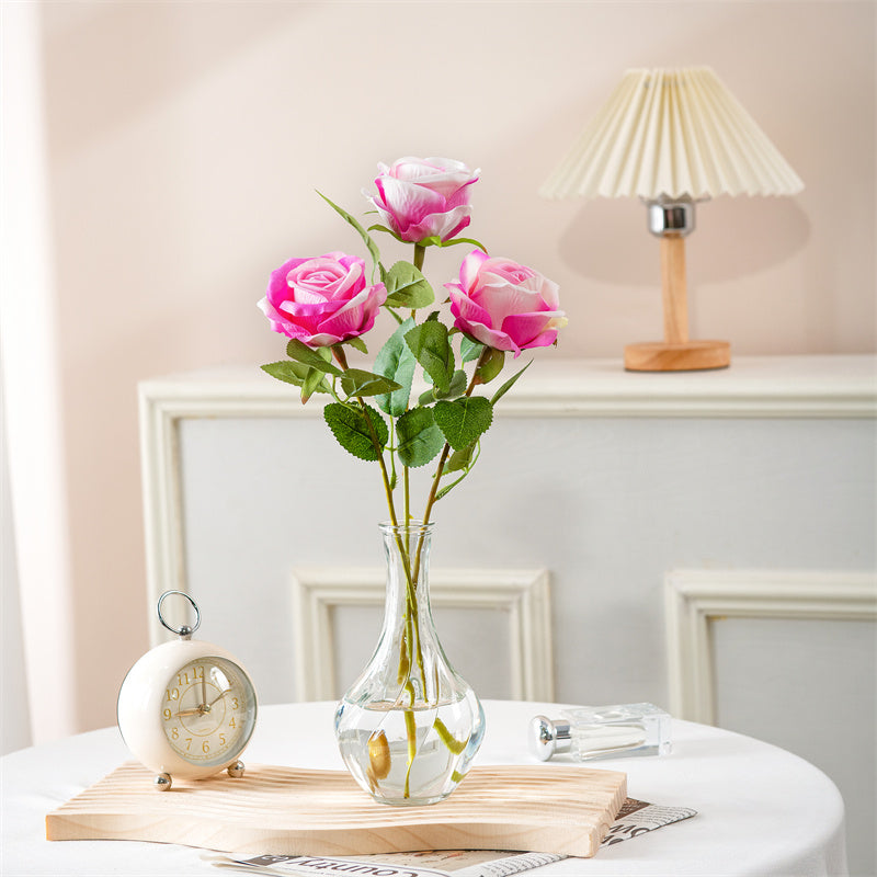 Realistische elegante Rosenstem