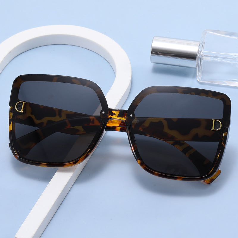 Damen modische quadratische Sonnenbrille im minimalistischen Design Karnz