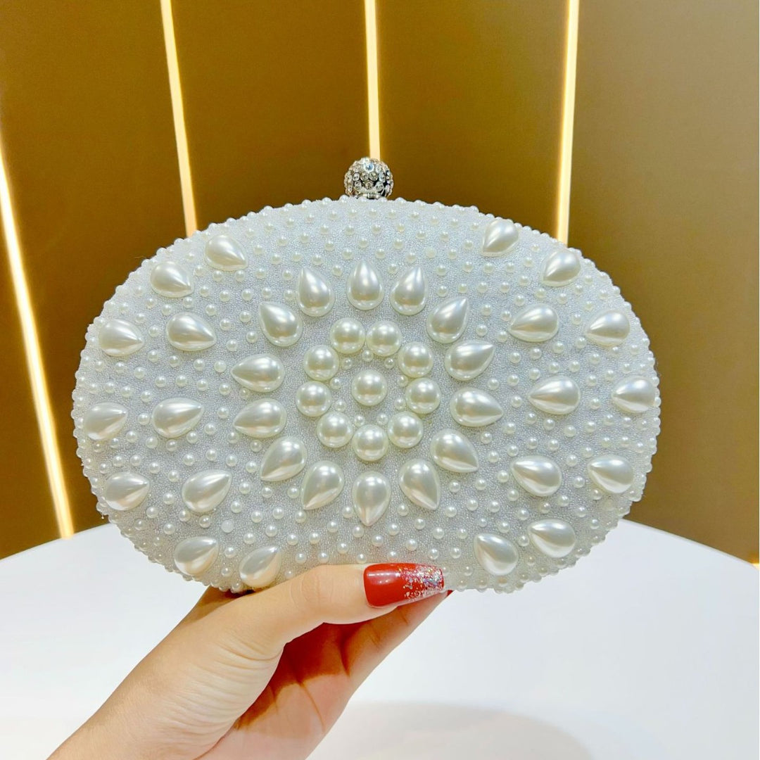 Perlenverzierte Clutch