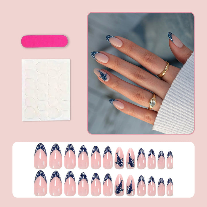 Kunstnagelset mit elegantem Design und kreativen Verzierungen Karnz