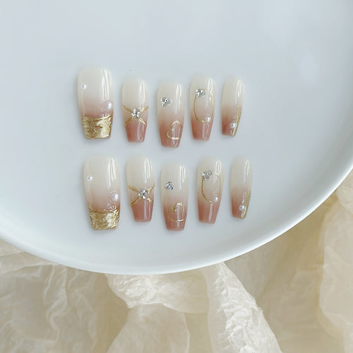 Elegante Ombre Press-On Nägel mit perlmuttfarbenen und goldenen Akzenten