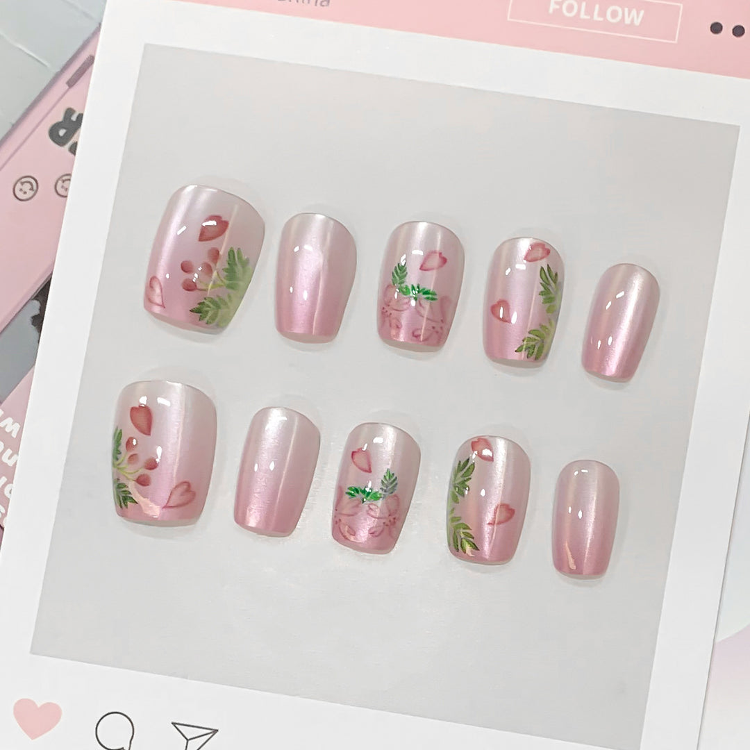 Kunstvolle Kunstnägel mit floralen Motiven Karnz