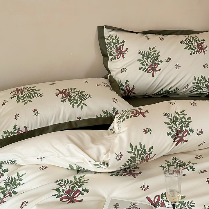 Baumwollsatin-Bettwäschegarnitur mit floralen Kränzen, Hotelverschluss und kontrastiertem Saum