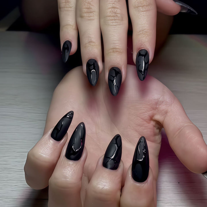 Künstlerisches Stiletto-Nageldesign mit glänzendem Finish Karnz