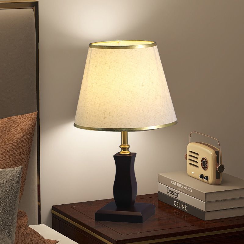 Elegante Tischlampe mit plissiertem Schirm