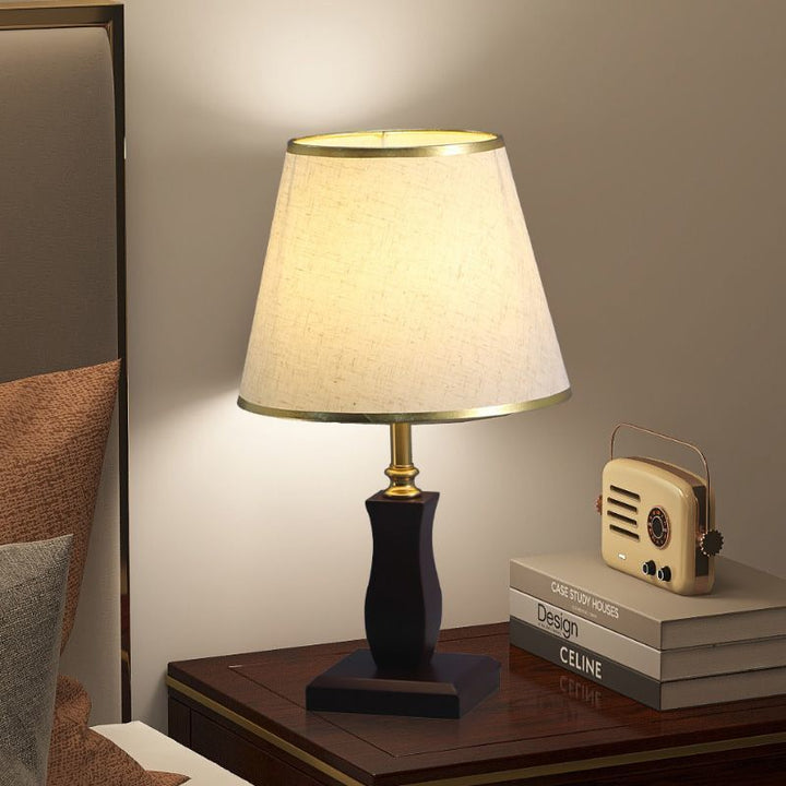 Elegante Tischlampe mit plissiertem Schirm