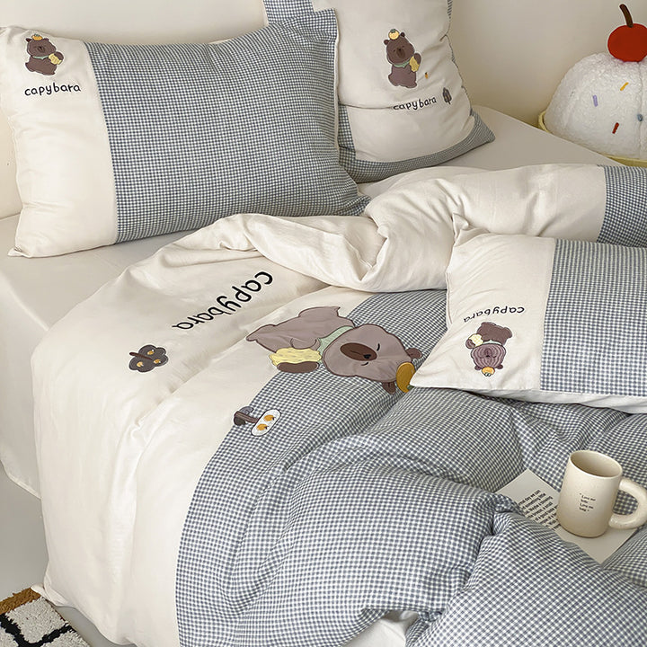 Baumwollsatin Capybara bestickter Bettbezug und Kissenbezug Set mit Gingham-Panel
