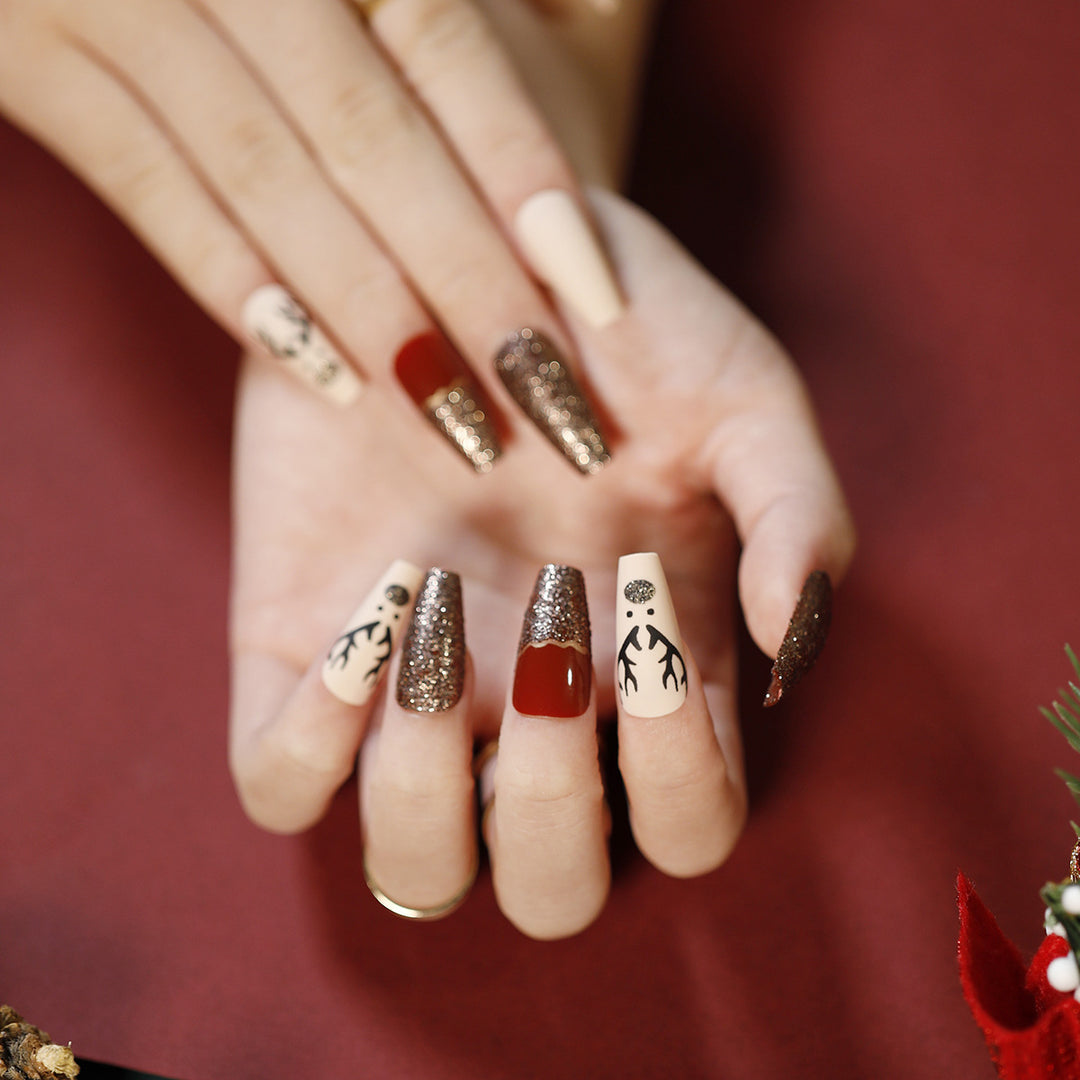 Elegante Acryl-Nägel mit goldenen Akzenten Karnz