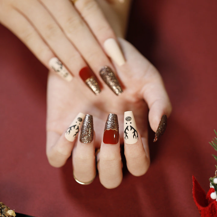 Elegante Acryl-Nägel mit goldenen Akzenten Karnz