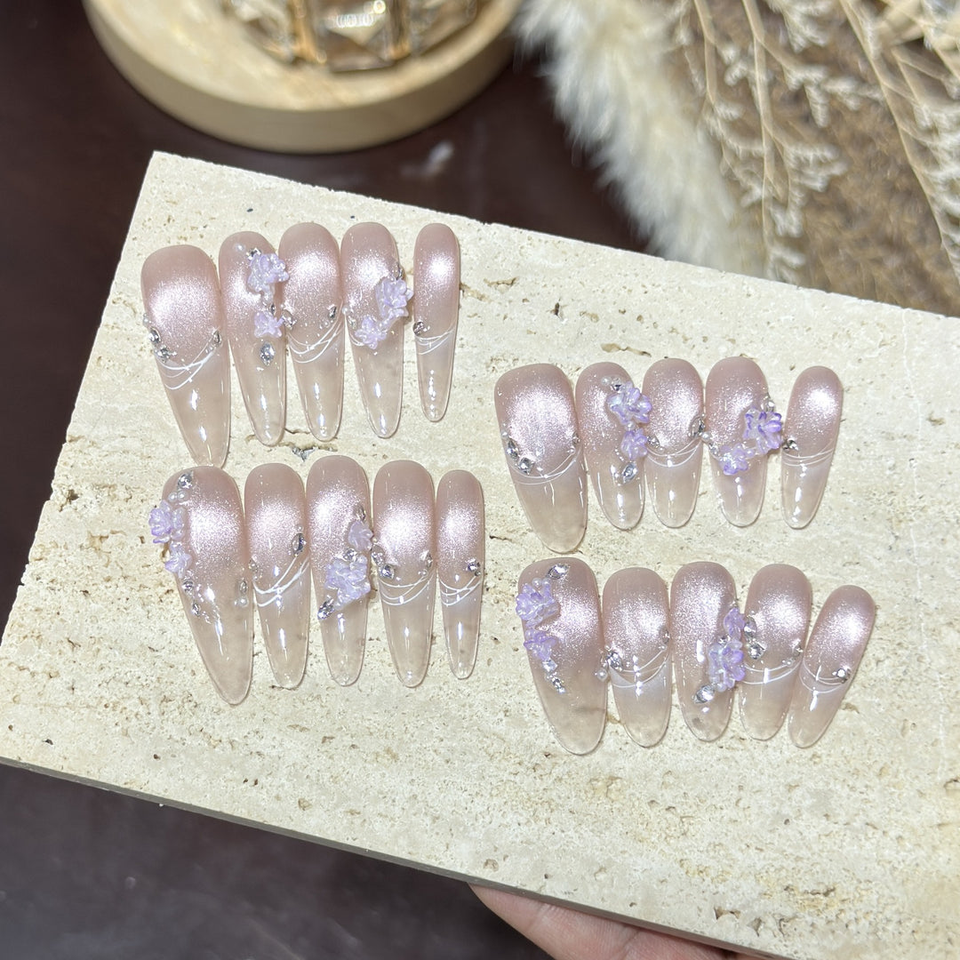 Elegantes Press-On-Nagelset mit floralen Verzierungen