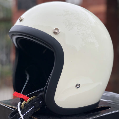 Klassischer Halbschalen-Motorradhelm Karnz