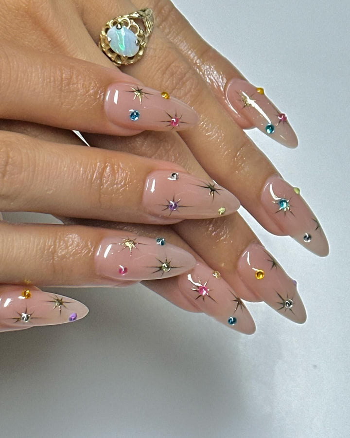 Kunstnagelset mit funkelnden Stern- und Kristalldekoren Karnz