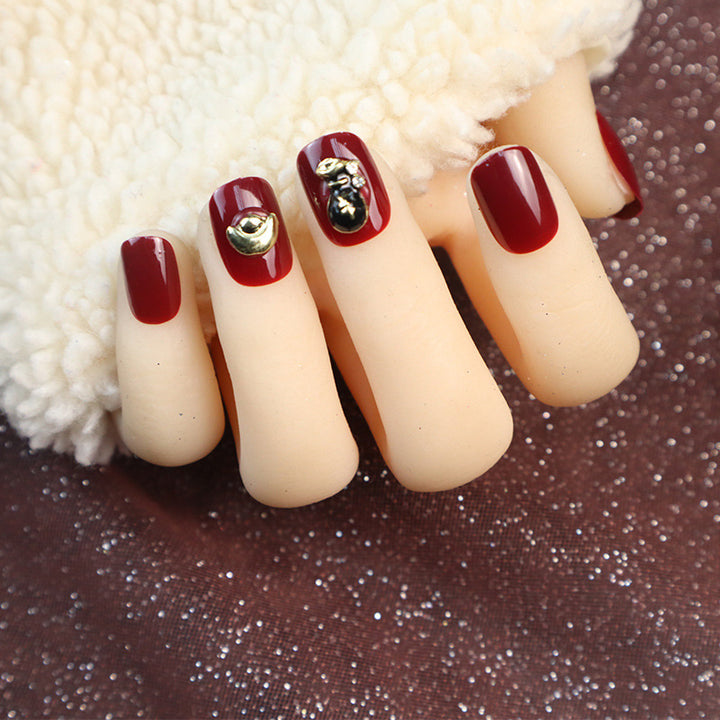 Dekoratives Druck-Nagelset mit einzigartigen goldenen Akzenten