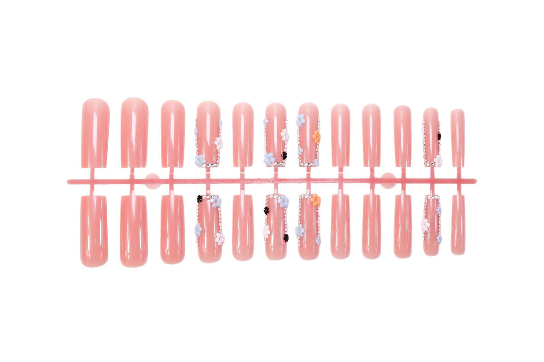 Künstliche Nagelkunstset mit floralen Verzierungen und Glitzerakzenten Karnz