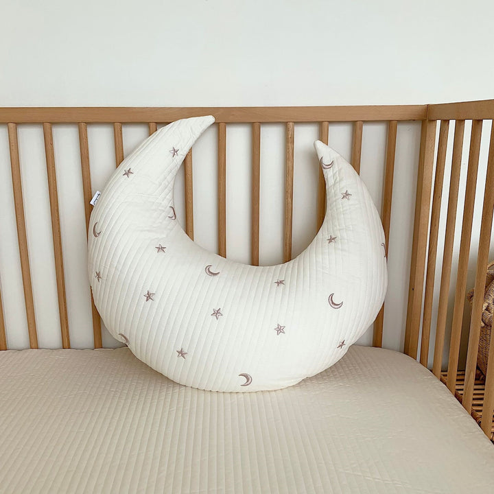 Mondförmiges Baby-Nackenstützkissen mit gestepptem Bezug und Teddystickerei