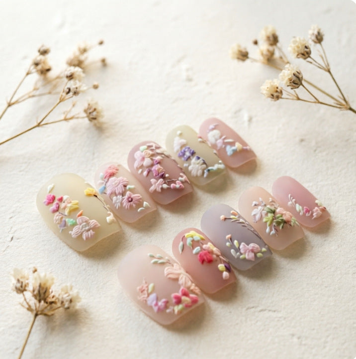 Kunstnail-Design mit Floralen Motiven Karnz