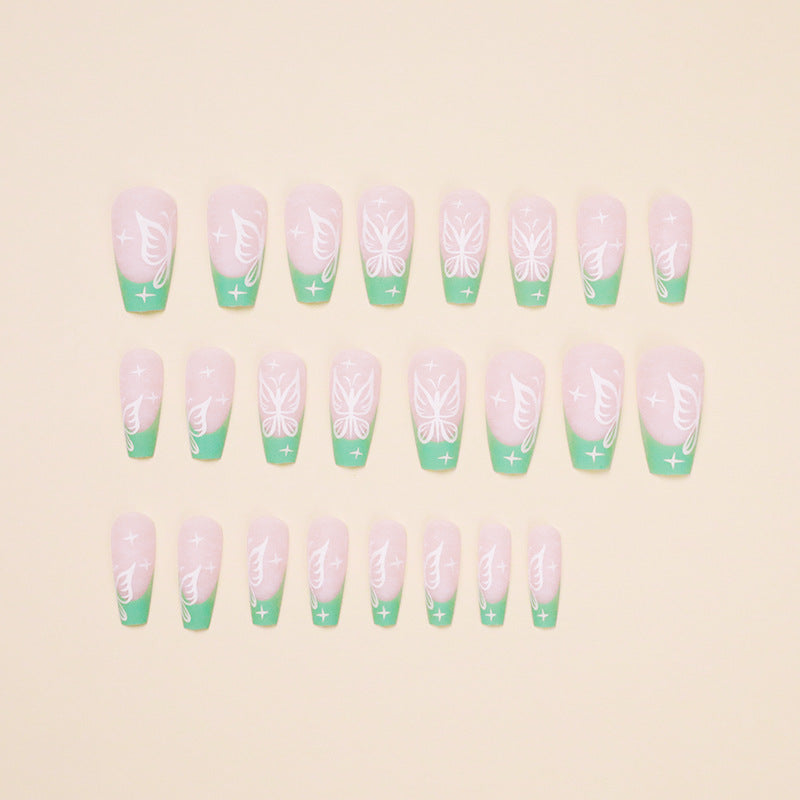 Kunstvolle Nailart mit floralen Akzenten Karnz
