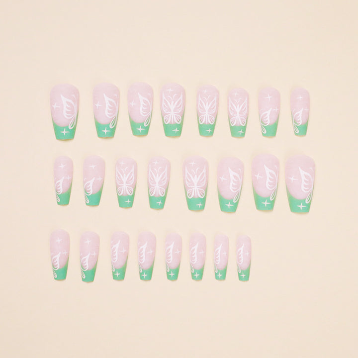Kunstvolle Nailart mit floralen Akzenten Karnz