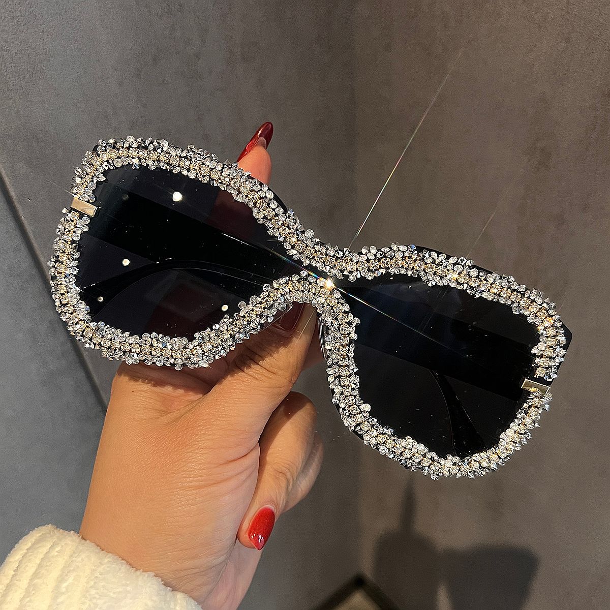 Damen Glamouröse Sonnenbrille mit auffälligem Kristallrahmen Karnz