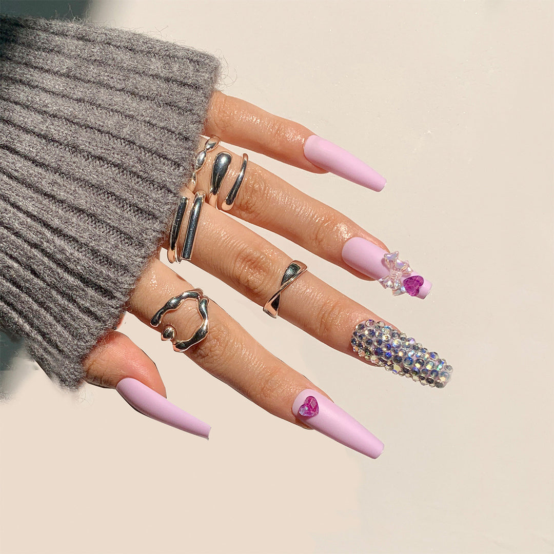 Kunstvolle Stiletto-Nägel mit Glitzer- und Blumenverzierungen Karnz