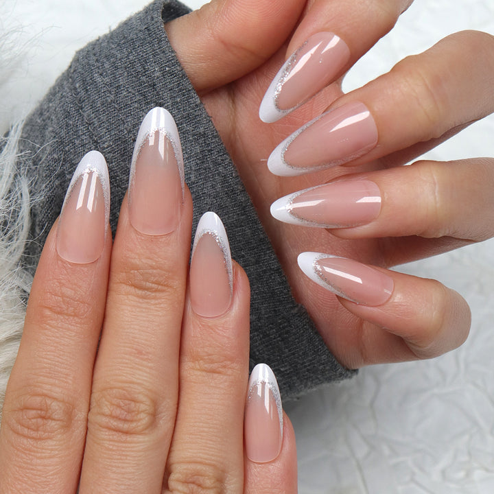 Elegante Stiletto-Klebe-Nägel mit silbernen Glitzerakzenten Karnz