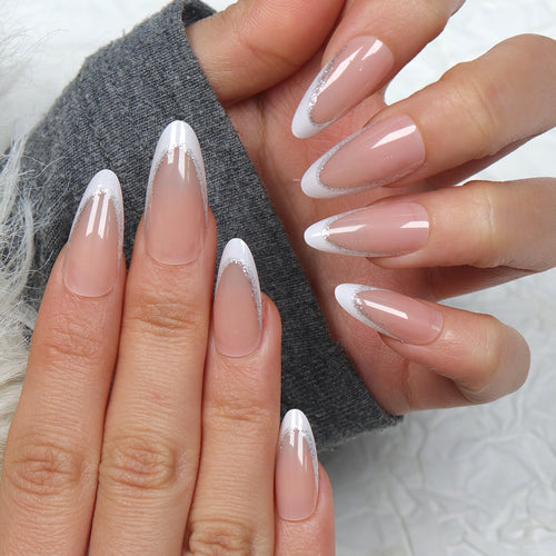 Elegante Stiletto-Klebe-Nägel mit silbernen Glitzerakzenten Karnz
