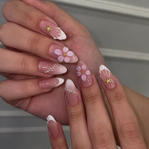 Kunstnagelset mit zarten Blüten- und Dekorelementen Karnz