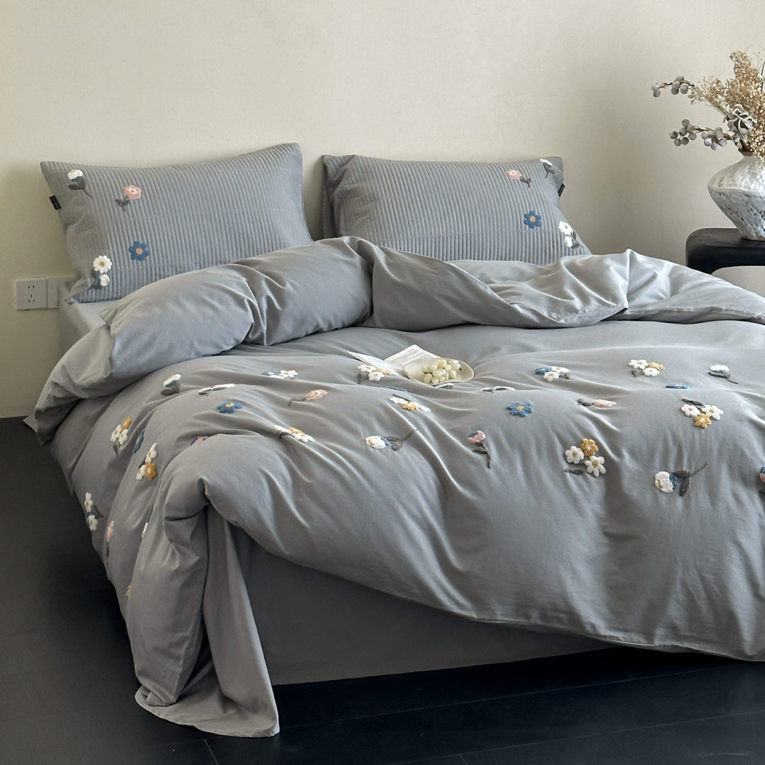 Gestepptes Bettwäsche-Set mit dreidimensionaler Blumenstickerei und Kissenbezügen