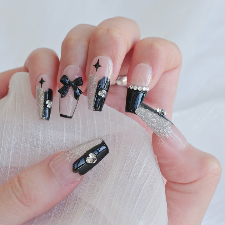 Künstlerisches Press-On Nagelkunstset mit Herz- und himmlischen Designs