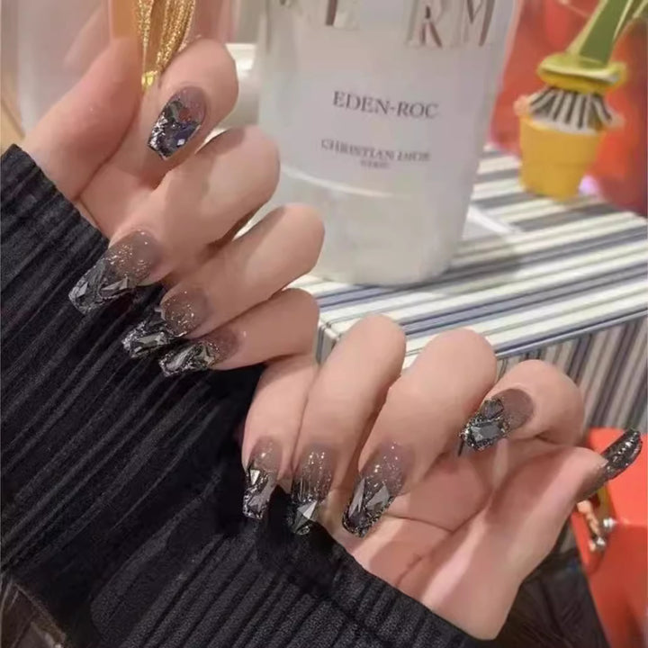 Elegante Nail Art mit Glitzer und Strass Karnz