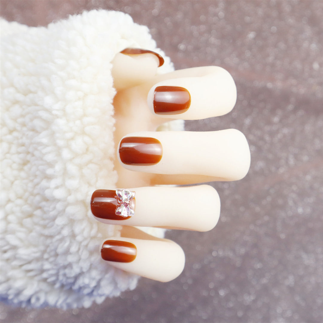 Elegantes Press-On-Nageldesign mit Strassakzent
