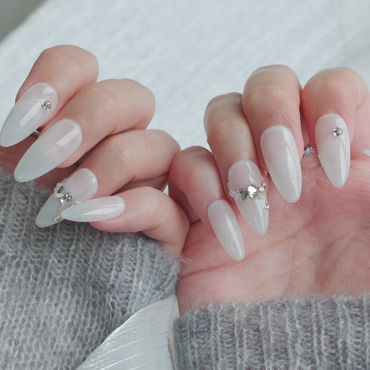 Elegante Spitz-Press-On-Nagel-Set mit dekorativen Strass-Akzenten