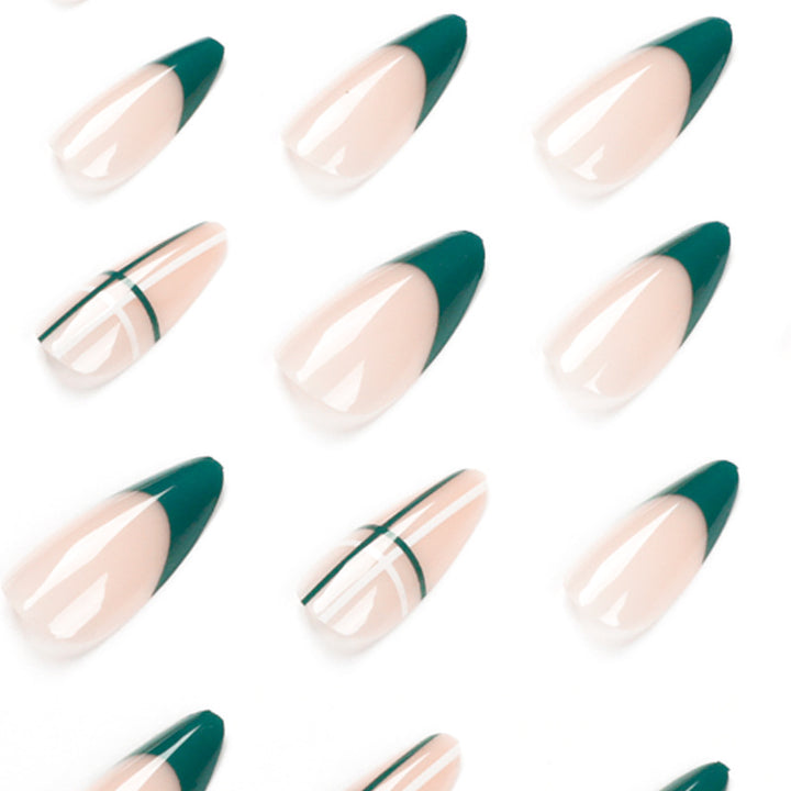 Kunstvolle Nailart mit modernem Geometrie-Design Karnz