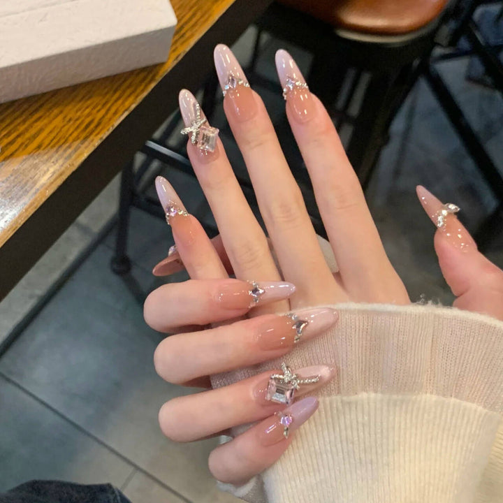 Künstlerisches Nageldesign mit dekorativen Elementen Karnz
