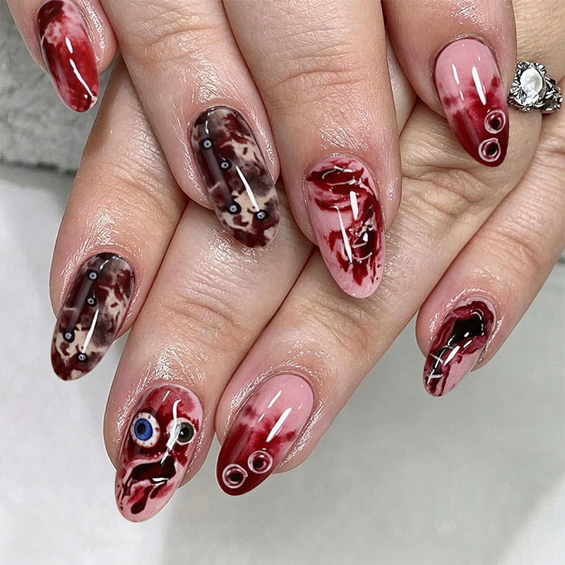Kreatives Kunstnagelset mit einzigartigen, künstlerischen Akzenten Karnz