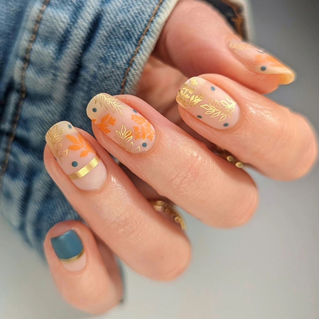 Kunstvolles Nageldesign mit floralem und goldenem Akzent Karnz