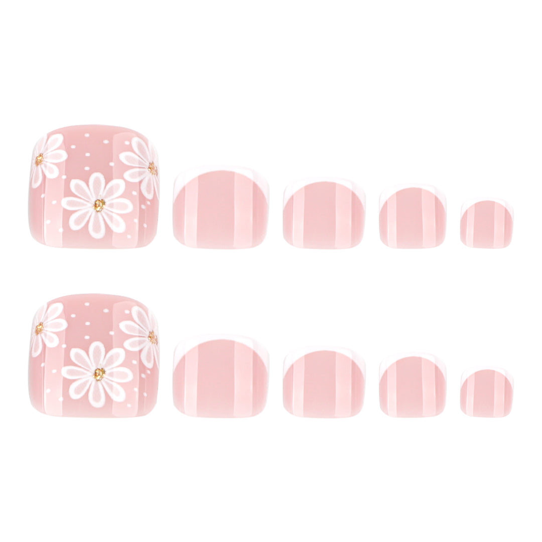 Kunstvolle Fußnagelkunst mit eleganten Gänseblümchen-Motiven Karnz