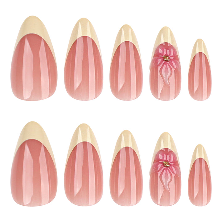Kunstvolle Stiletto-Nägel mit elegantem Blüten-Akzent Karnz