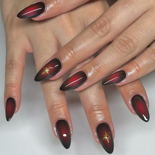 Kunstnagelset mit eleganten Ombre-Effekten und goldenen Akzenten Karnz