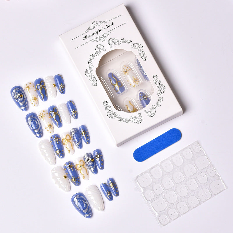 Kunstvoll gestaltetes Nagelset Karnz