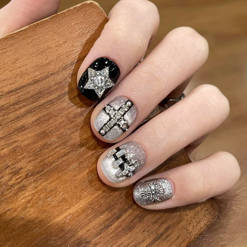 Glamouröse Kunstnägel mit Strass- und Glitzermotiven Karnz