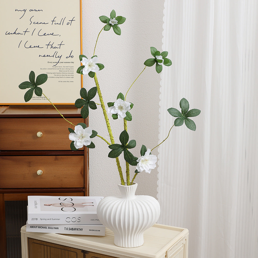 Eleganter Kunstblütenzweig mit realistischen Blüten und Blättern Karnz
