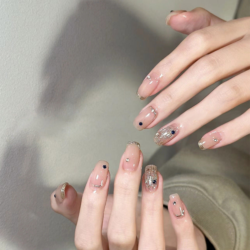 Elegantes Press-On-Nagelkunstset mit Glitzer und charmanten Akzenten Karnz