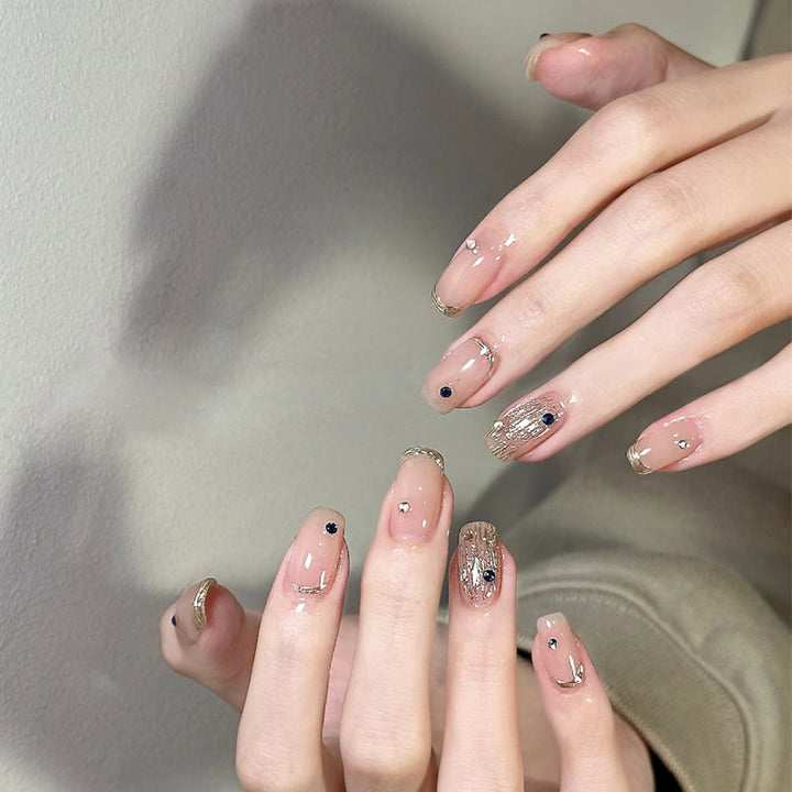 Elegantes Press-On-Nagelkunstset mit Glitzer und charmanten Akzenten Karnz