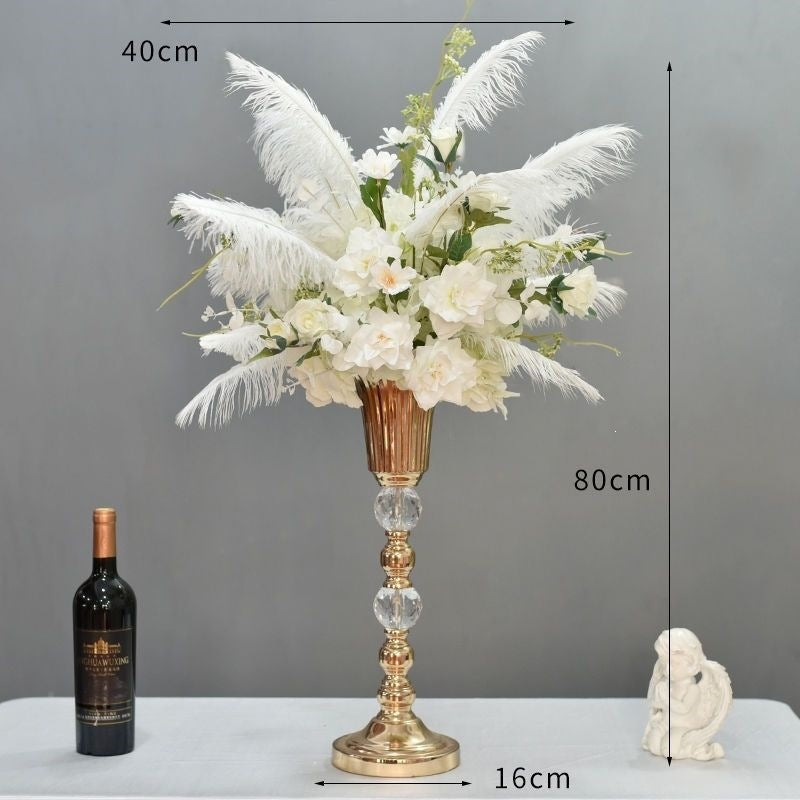 Luxuriöse Blumenanordnung mit dekorativem Ständer