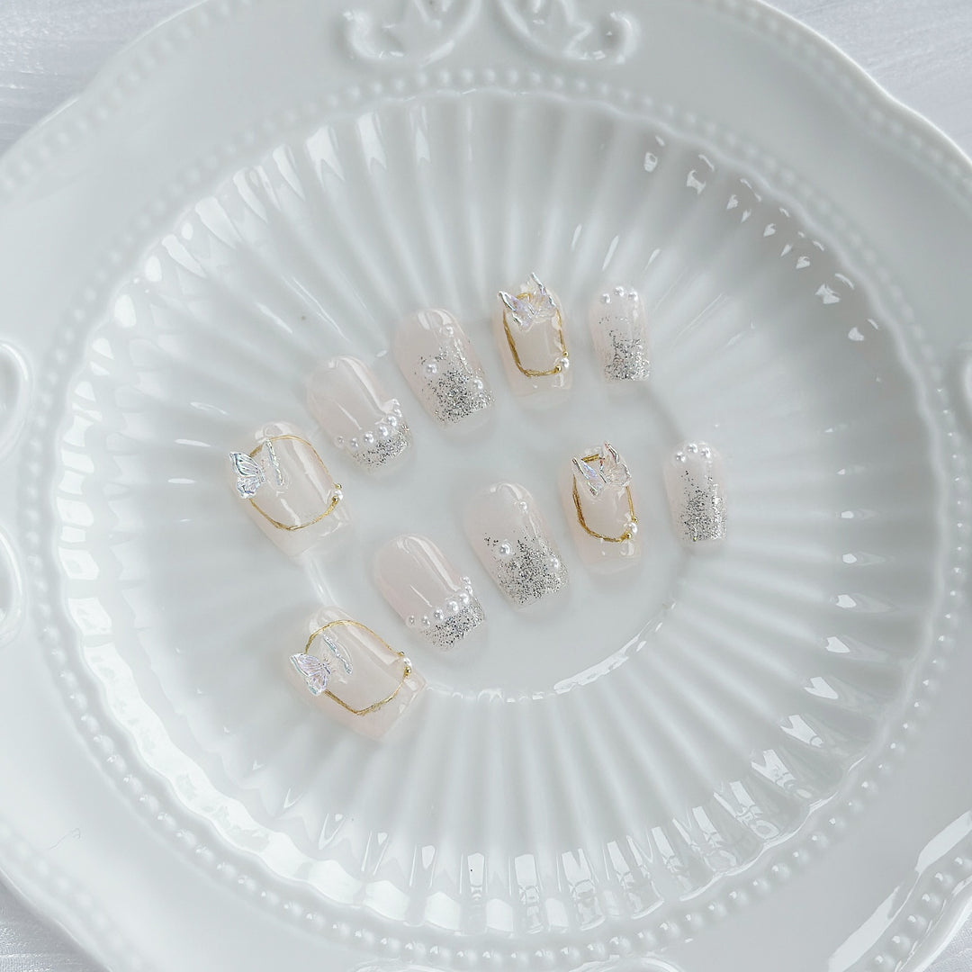Elegantes Press-On Nagelkunst-Set mit Glitzer- und Perlenakzenten