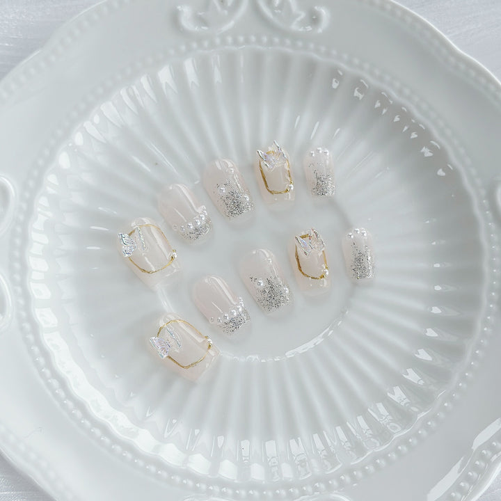 Elegantes Press-On Nagelkunst-Set mit Glitzer- und Perlenakzenten