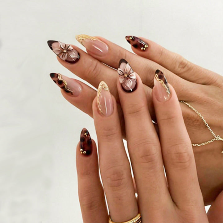 Künstlerisches Florales Nageldesign Karnz