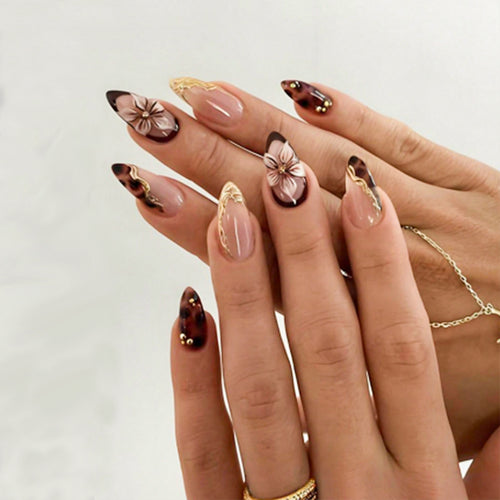 Künstlerisches Florales Nageldesign Karnz