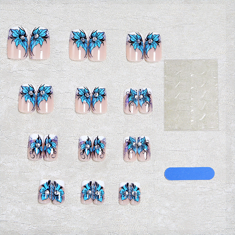 Kunstnagelset mit detailreichen floralen Designs und Glitzerelementen Karnz